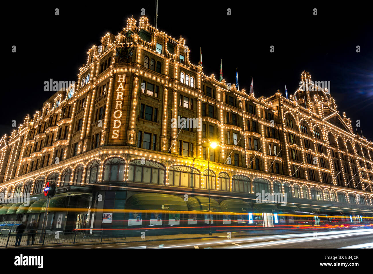 Harrods ist ein Welt berühmten Kaufhaus in Kinightsbridge; Es ist spektakulär in der Nacht beleuchtet Stockfoto