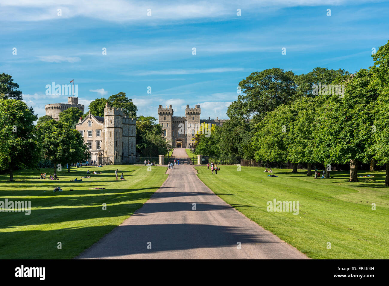 Windsor Castle ist eine königliche Residenz in Windsor in der englischen Grafschaft Berkshire. Von The Long Walk betrachtet hier. Stockfoto