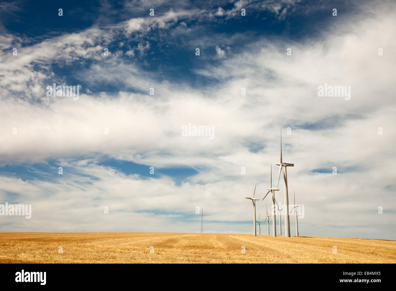 Einige Windmühle Turbinen auf die offene Landschaft außerhalb Kennewick, Washington. Stockfoto