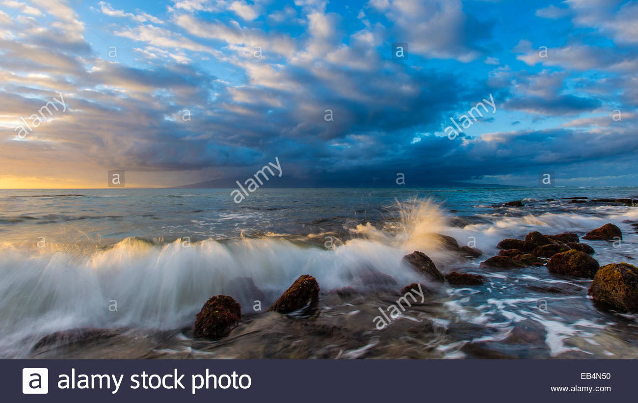 Wellen schlagen Felsen auf einem Pacific Beach auf Maui. Stockfoto