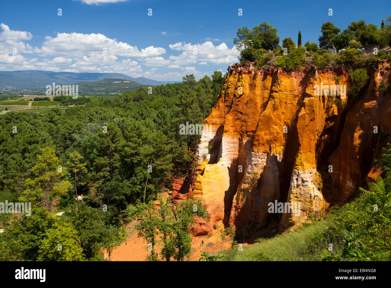 Roten Felsen rund um Dorf Roussillon, Provence, Frankreich Stockfoto
