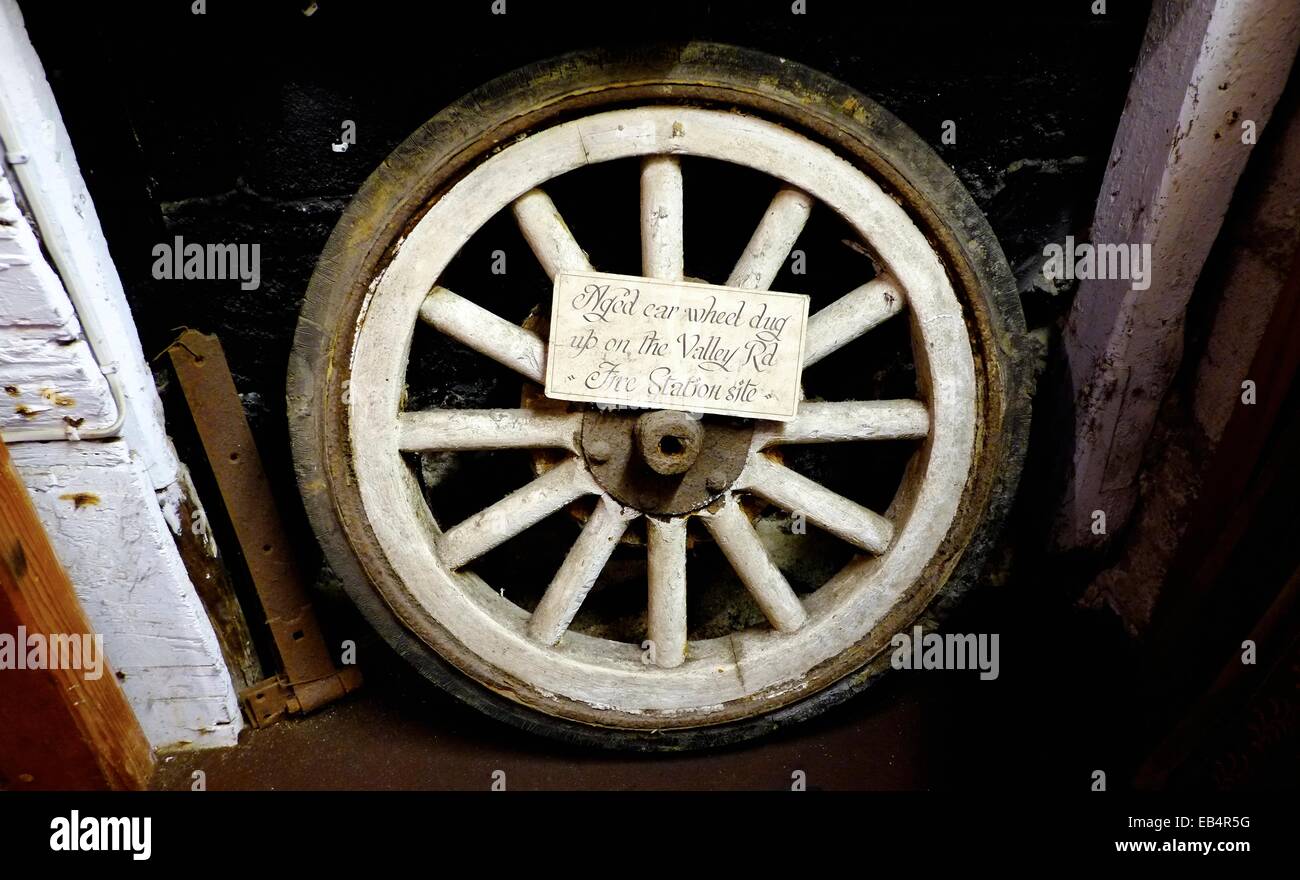 Alte hölzerne Rad auf dem Display in Mevagissey Museum Cornwall England UK Stockfoto