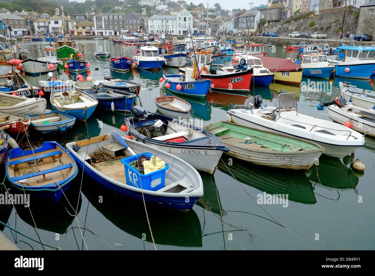 Boote verankert in ruhigem Wasser Mevagissey Hafen Cornwall, England UK Stockfoto