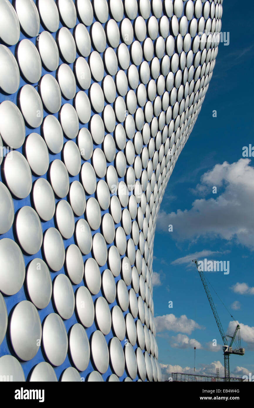 Das Kaufhaus Selfridges Gebäude in Birmingham Bull Ring mit Bau Kran, West Midlands, England, UK Stockfoto