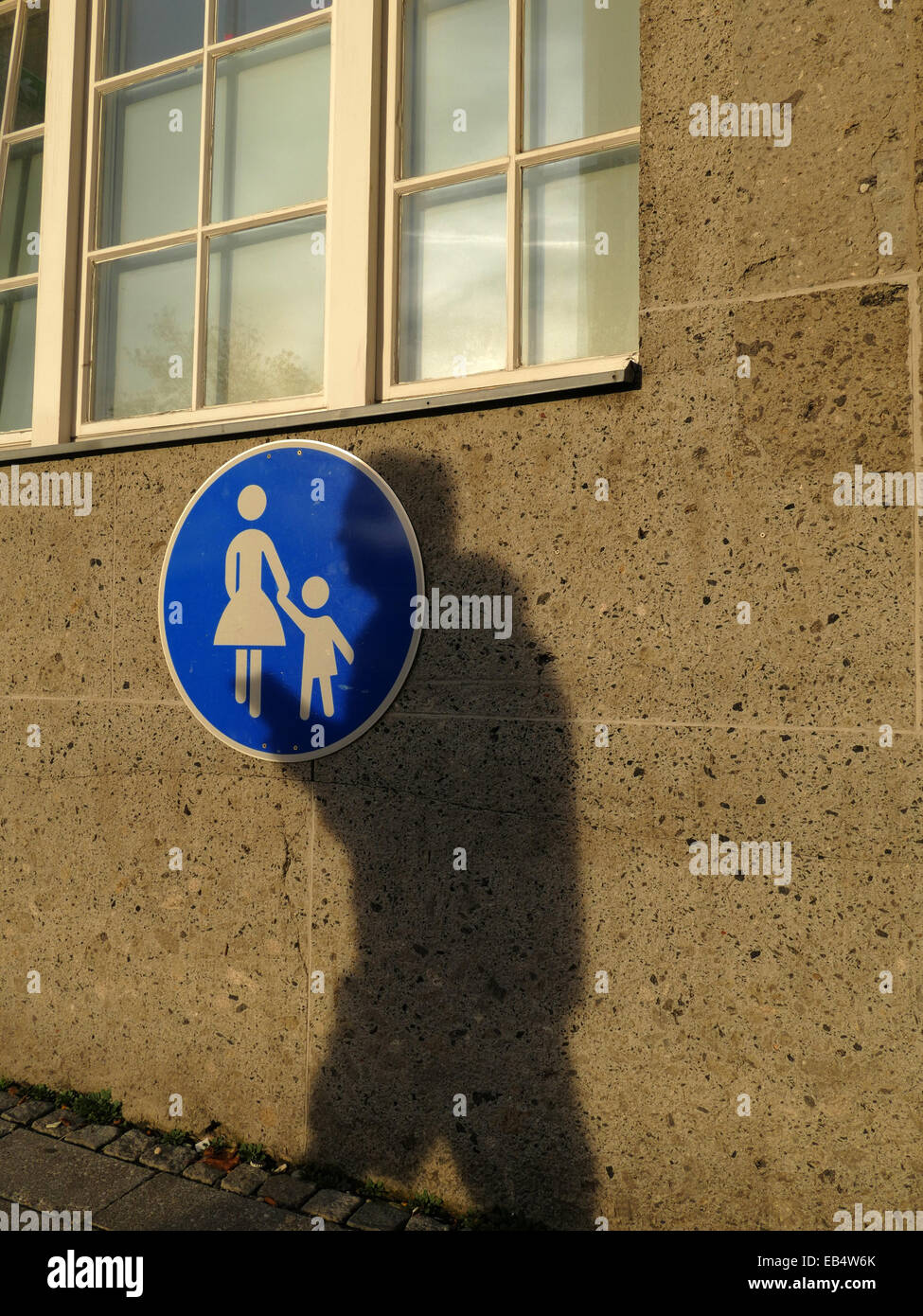 Anonymen abstrakten Mann Schatten fallen auf Fußgänger-Zeichen Stockfoto