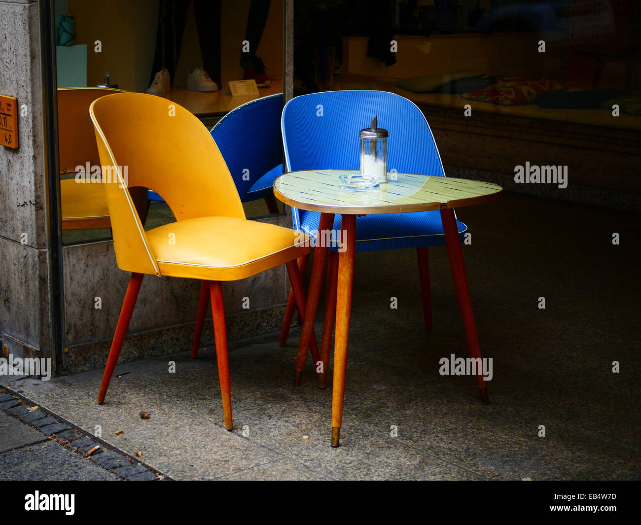 Nostalgie nostalgische Tisch und Stuhl auf Bürgersteig-Coffee-shop Stockfoto