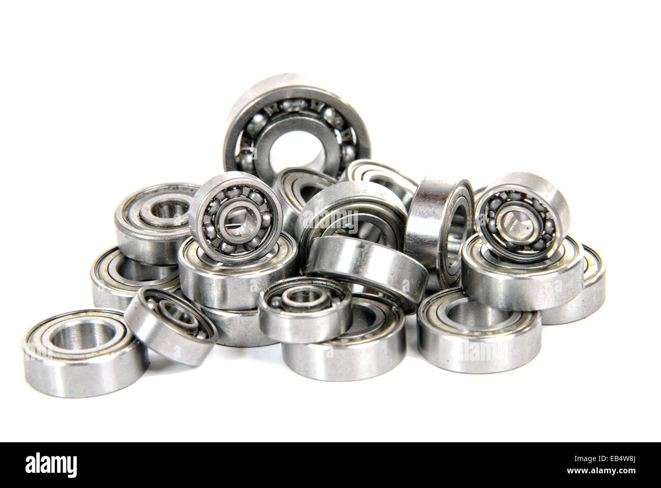 viele kleine Kugellager auf dem weißen Hintergrund Stockfoto