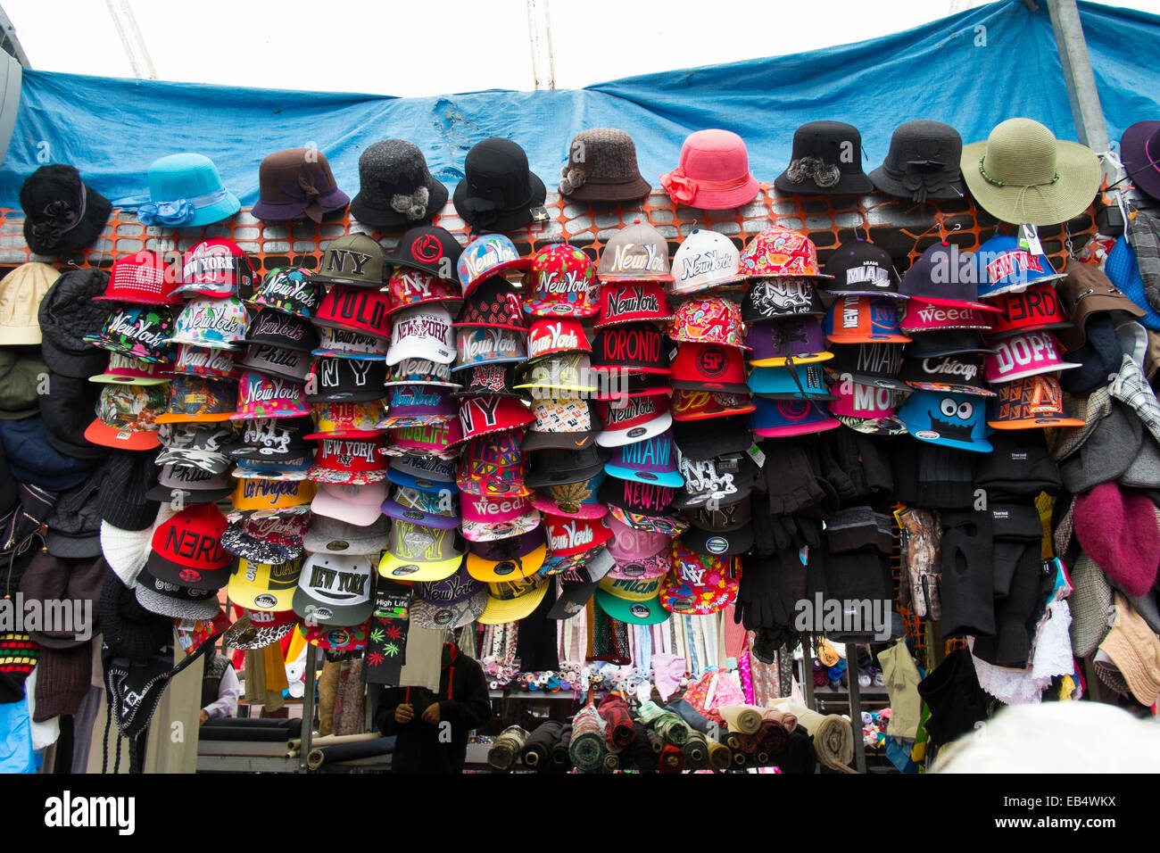Hüte für den Verkauf auf einen Stand auf Hausse Ring Birmingham, West Midlands, England, UK Stockfoto