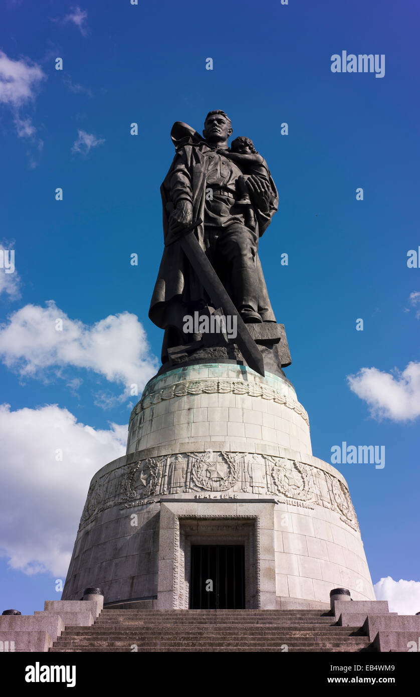 Treptower Park, ein Sowjet-Ära Denkmal für russische Soldaten, die in der Schlacht um Berlin am Ende des 2. Weltkrieges starb. Stockfoto