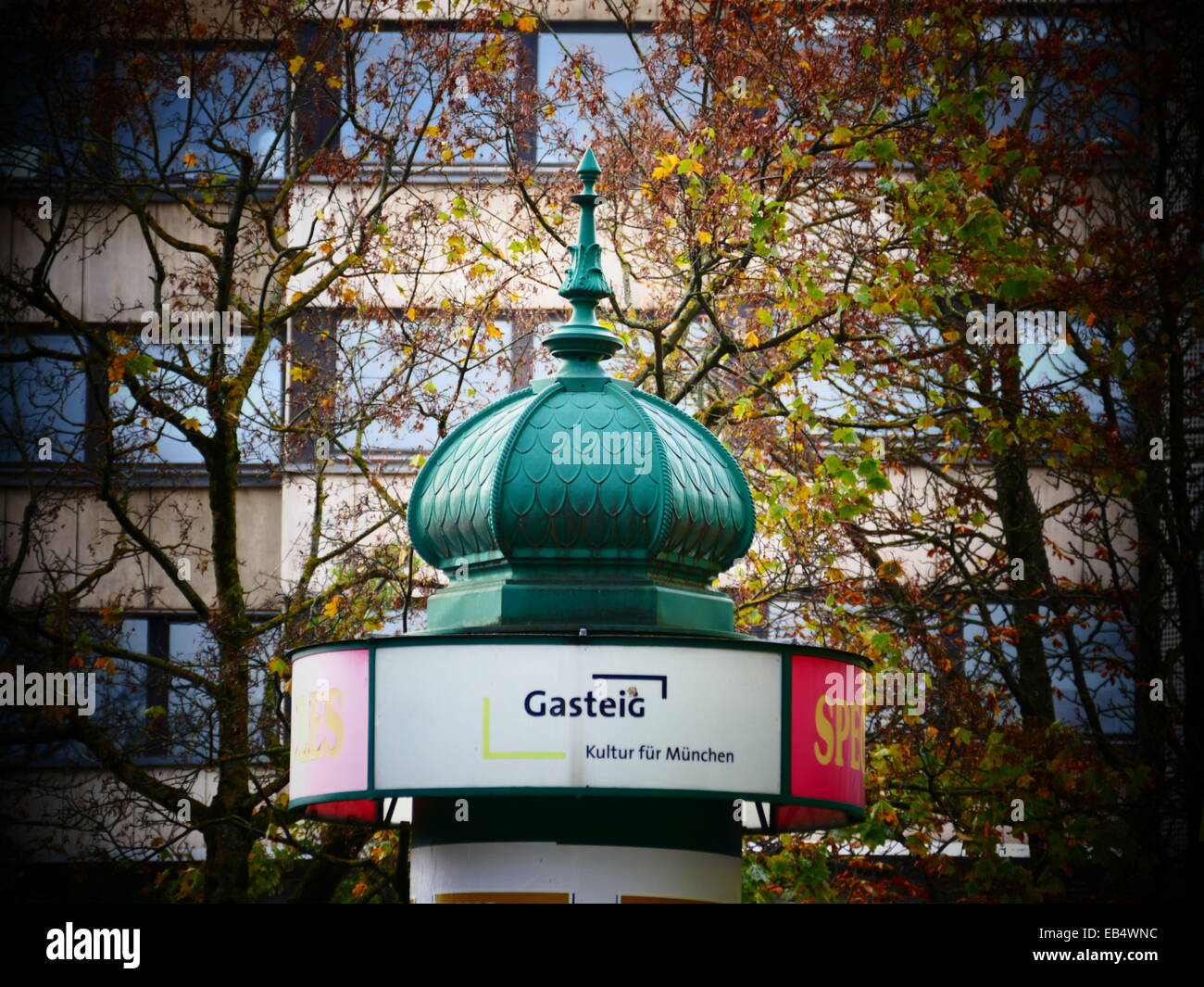 Europäischen Stil sechseckigen Straße Werbung Kiosk in München Stockfoto