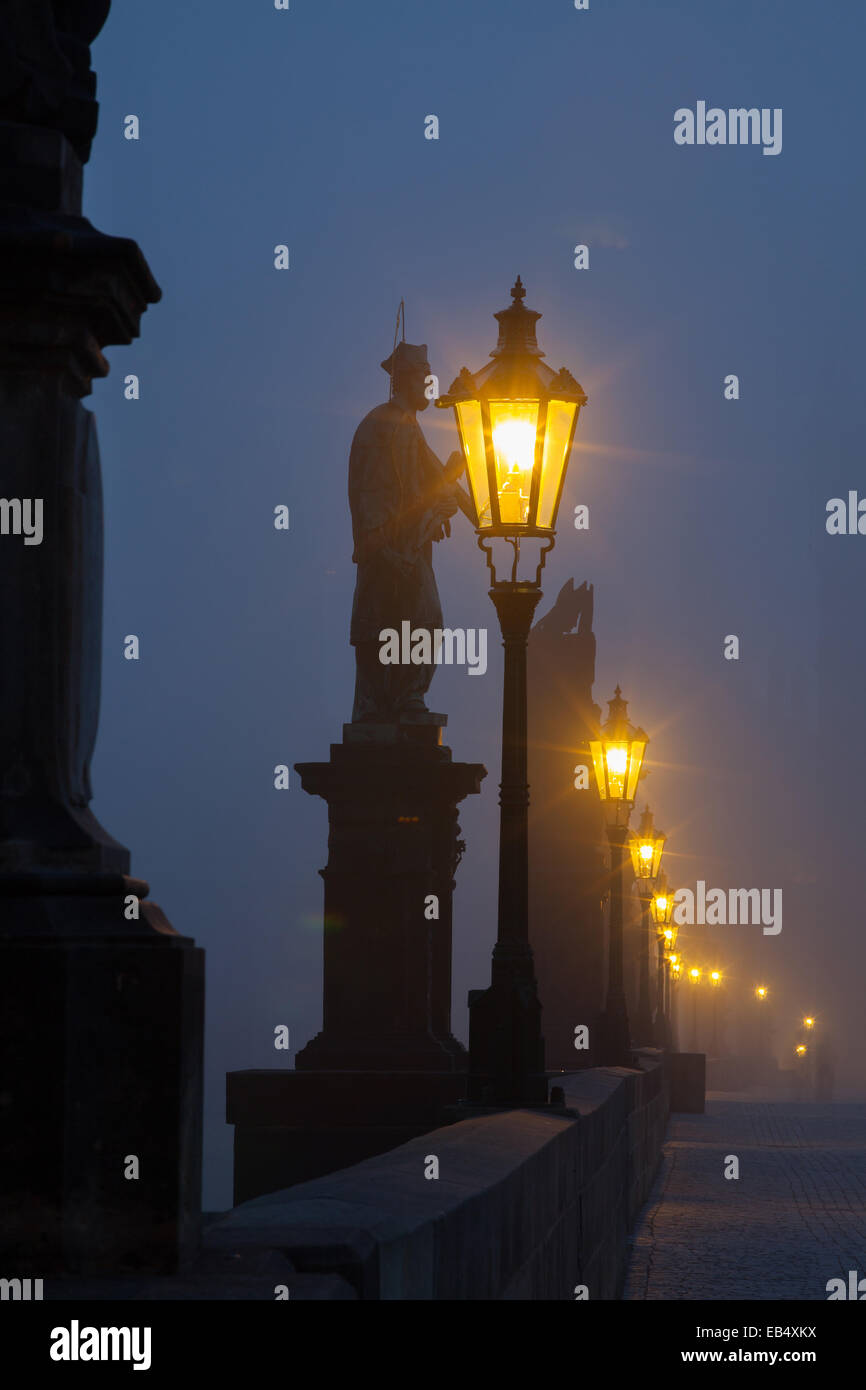 Auf der berühmten Karlsbrücke im Morgennebel, Prag, Tschechische Republik Stockfoto