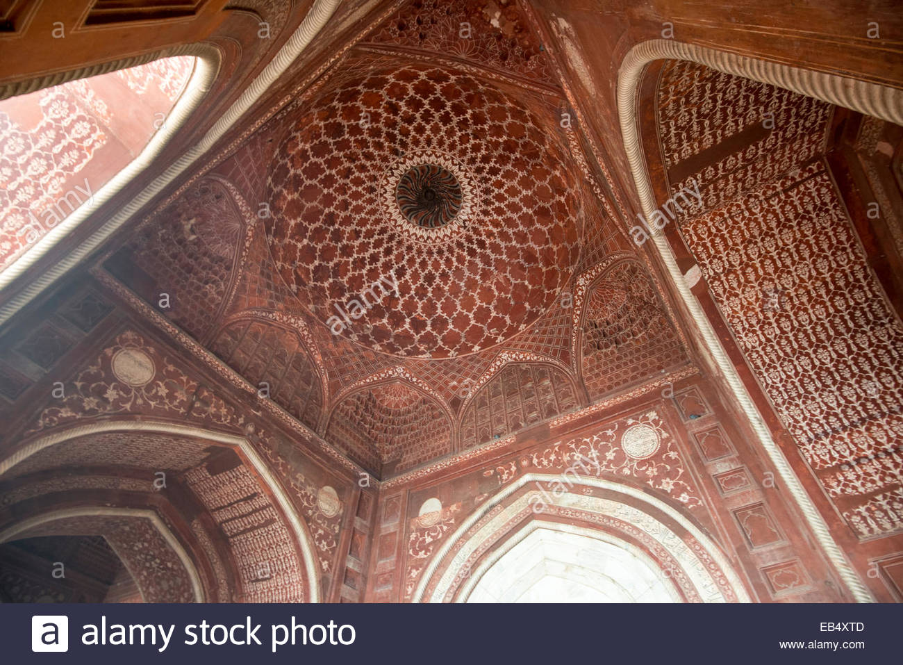 Das Innere Der Kuppel Und Bogen Des Taj Mahal Mit Nebel