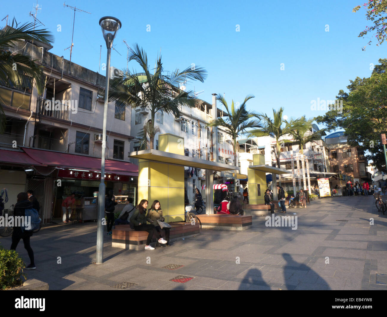 China Hong Kong Cheung Chau quadratische Menschen sitzen ausruhen entspannen Freizeit Stockfoto