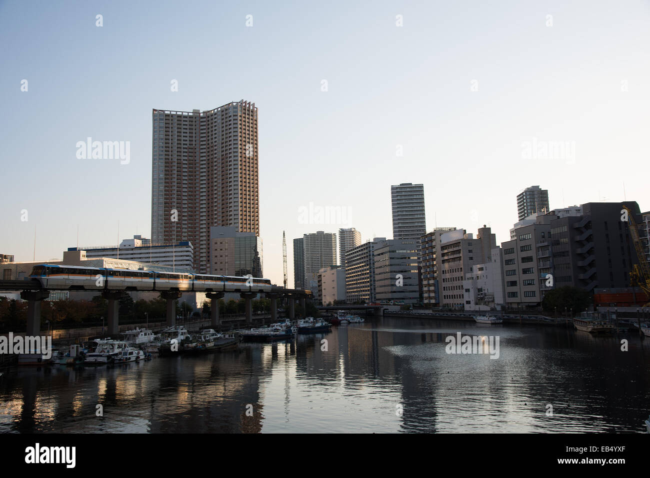 Tokyo Monorail, in der Nähe von Tamachi Bahnhof, MInato-Ku, Tokyo, Japan Stockfoto