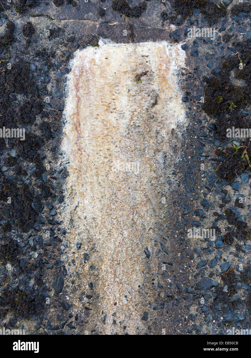 Sekundäre Ausblühungen in einer Betonkonstruktion mit Kalzium aufbauen Stockfoto