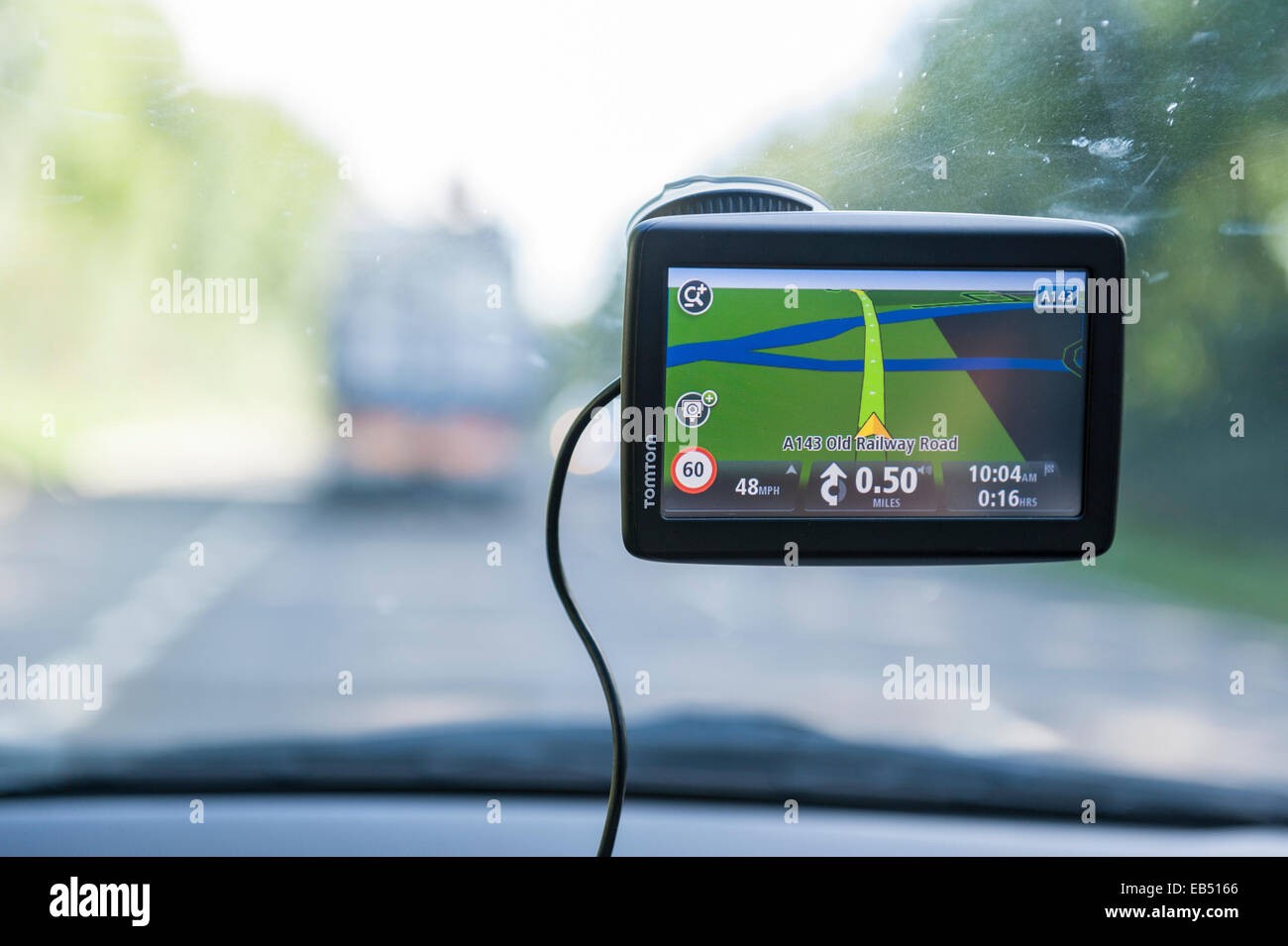 Ein TomTom Navigationssystem Navi Satelliten Navigator bei der Arbeit in einem Auto Stockfoto