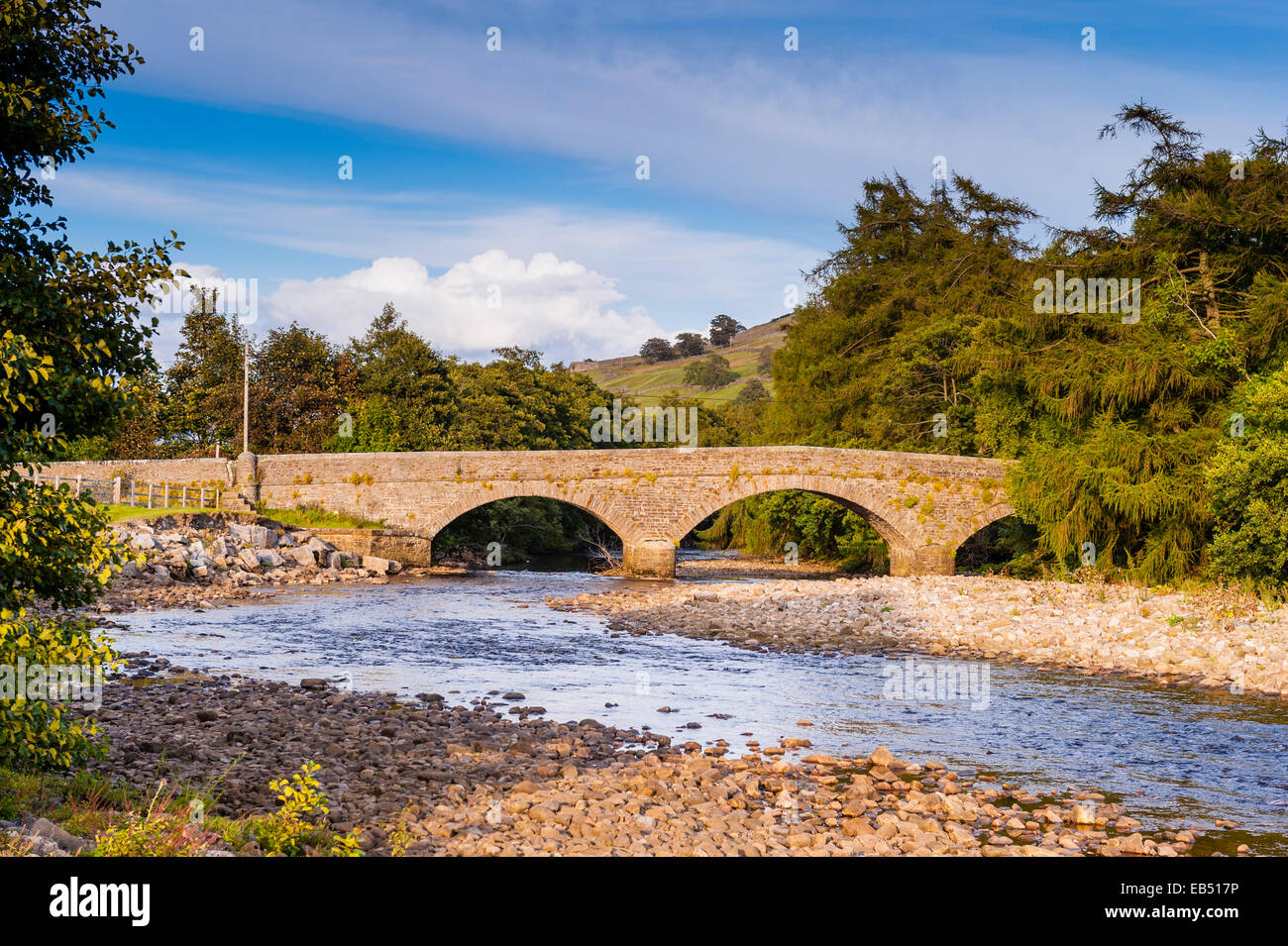 Der Fluß Swale bei Swaledale in den Yorkshire Dales in Yorkshire, England, Großbritannien, Vereinigtes Königreich Stockfoto