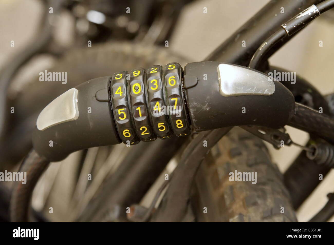 Vorhängeschloss mit Zahlen für Fahrrad hautnah Stockfoto