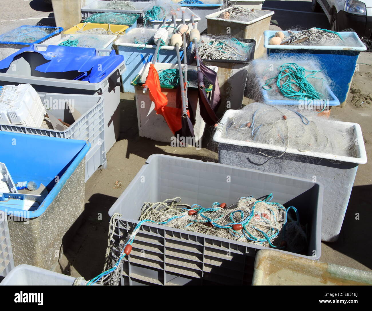 Fischernetz in Kisten am Hafen Stockfoto