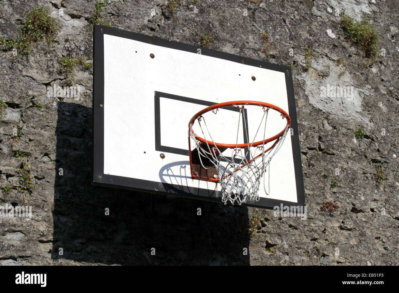 Basketballkorb gegen eine Wand in der Stadt Stockfoto