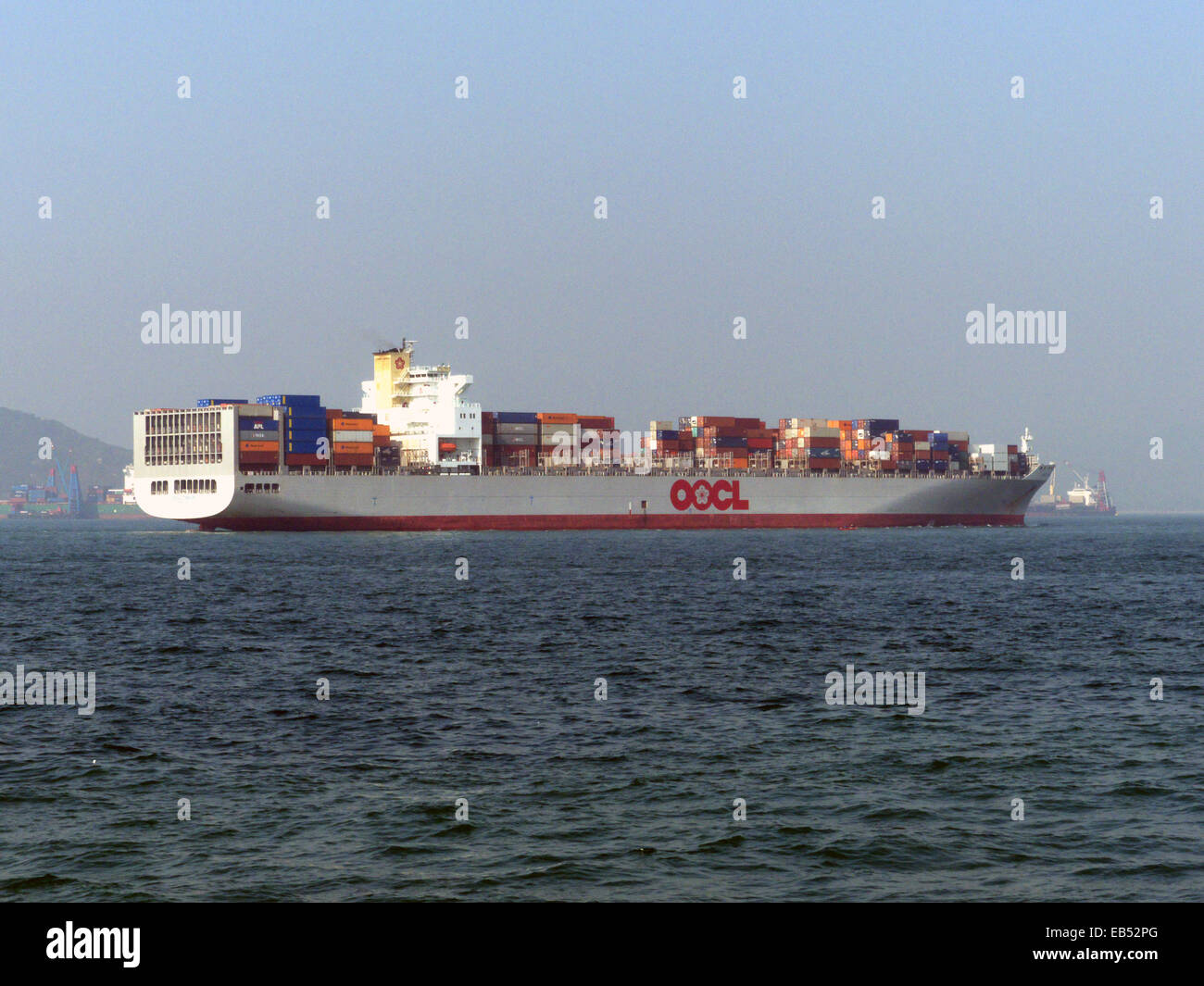 China Hong Kong OOCL Container Frachtschiff Ocean Liner am Hafen Hafen Hafen Stockfoto