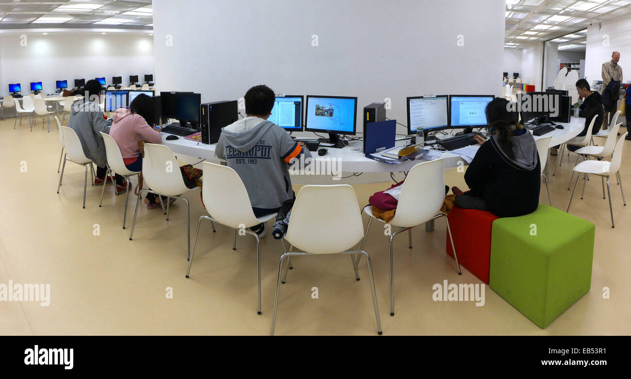 China Hong Kong University Library-Studenten, die mit Computer Reseaching Surfen Stockfoto
