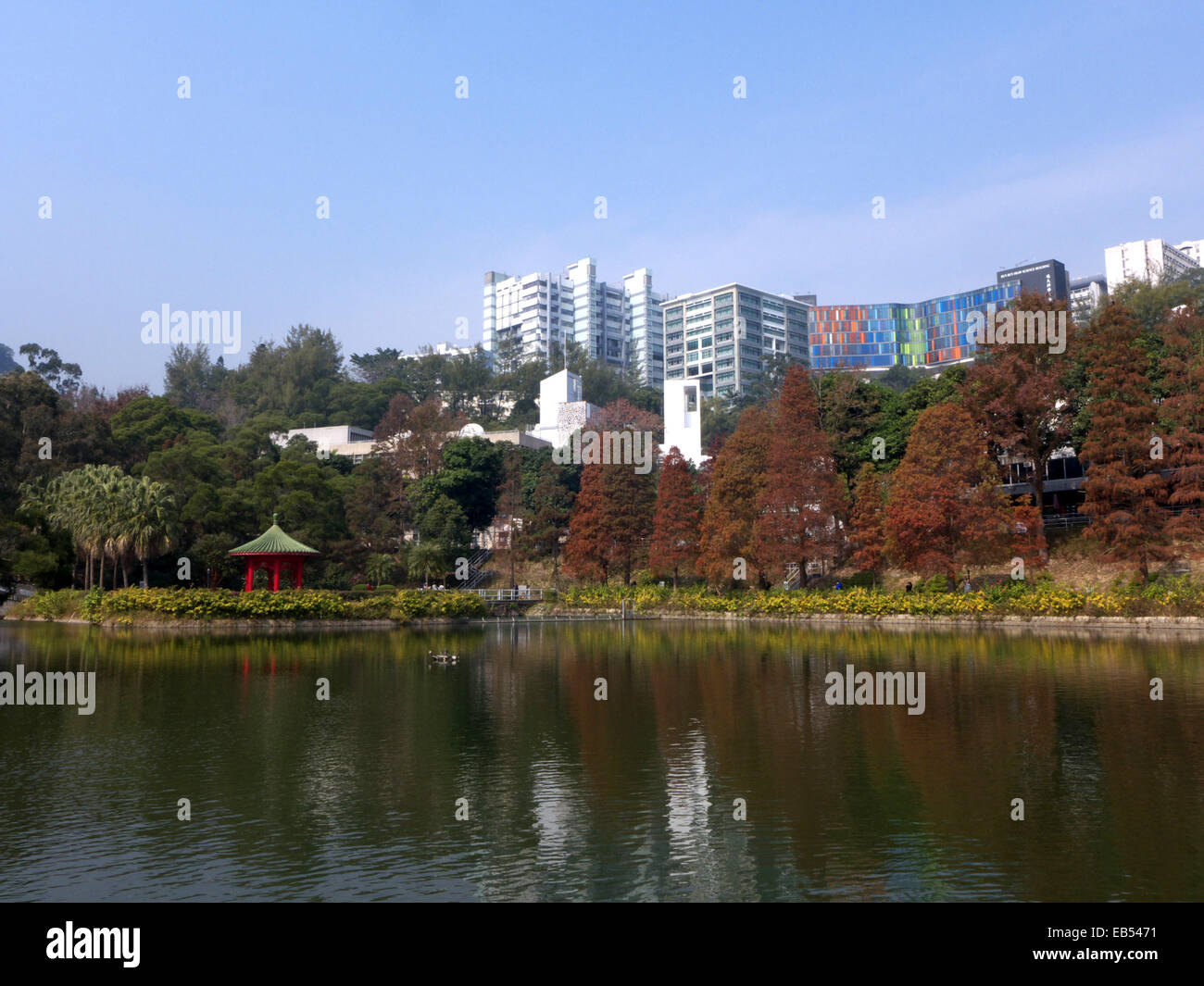 China Hong Kong Chinese University grüne Umgebung und den See Stockfoto