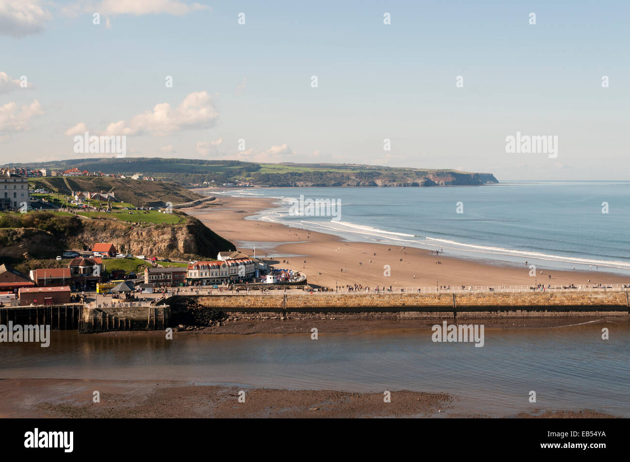 Whitby Hafen und Weststrand Stockfoto