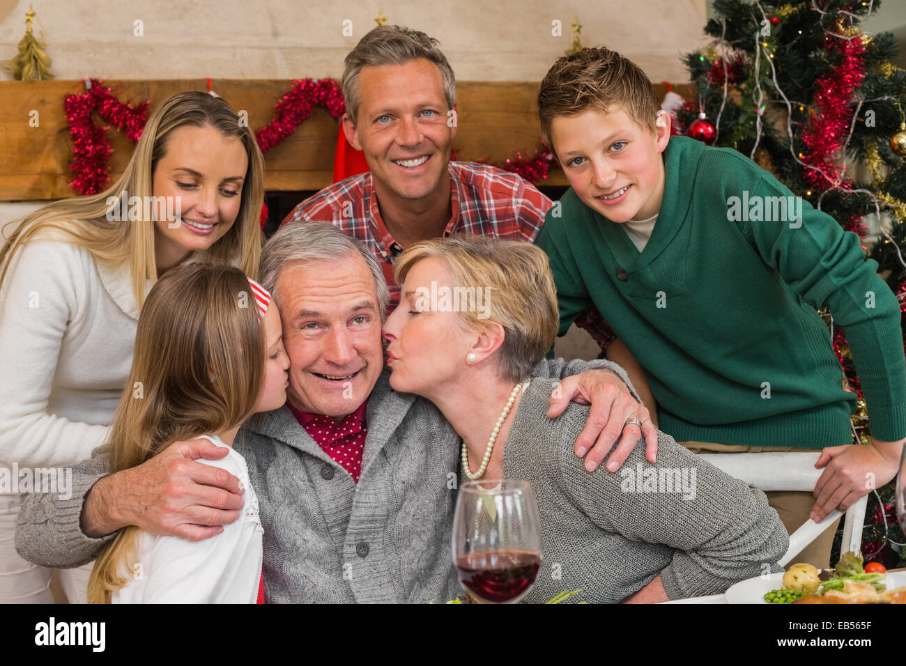 Fortpflanzungsfähigkeit Familie mit kleinen Mädchen küssen ihr Großvater Stockfoto