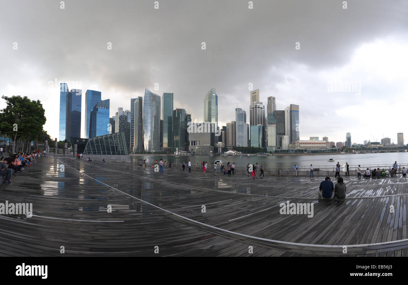 Süd-Ost-Asien dramatische Singapur Skyline Metropole Marina Bay im bewölkten Himmel Stockfoto