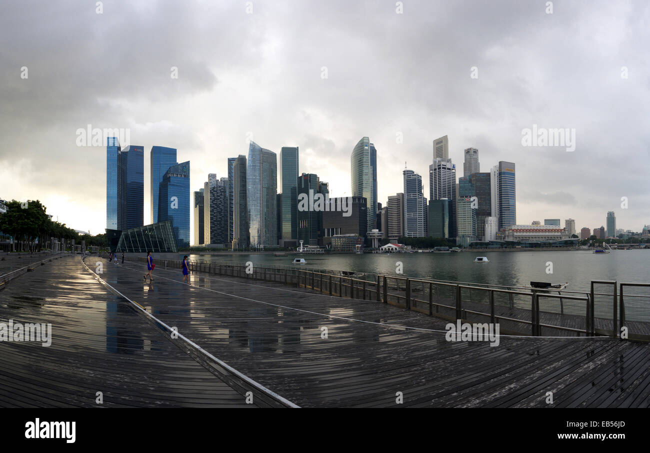 Süd-Ost-Asien dramatische Singapur Skyline Metropole Marina Bay im bewölkten Himmel Stockfoto