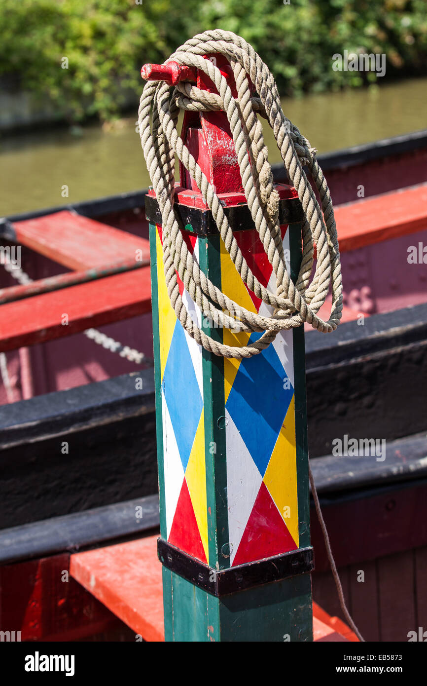 Eine Nahaufnahme eines traditionell und bunt dekorierten Beitrags auf einem Kanalboot schmal Stockfoto