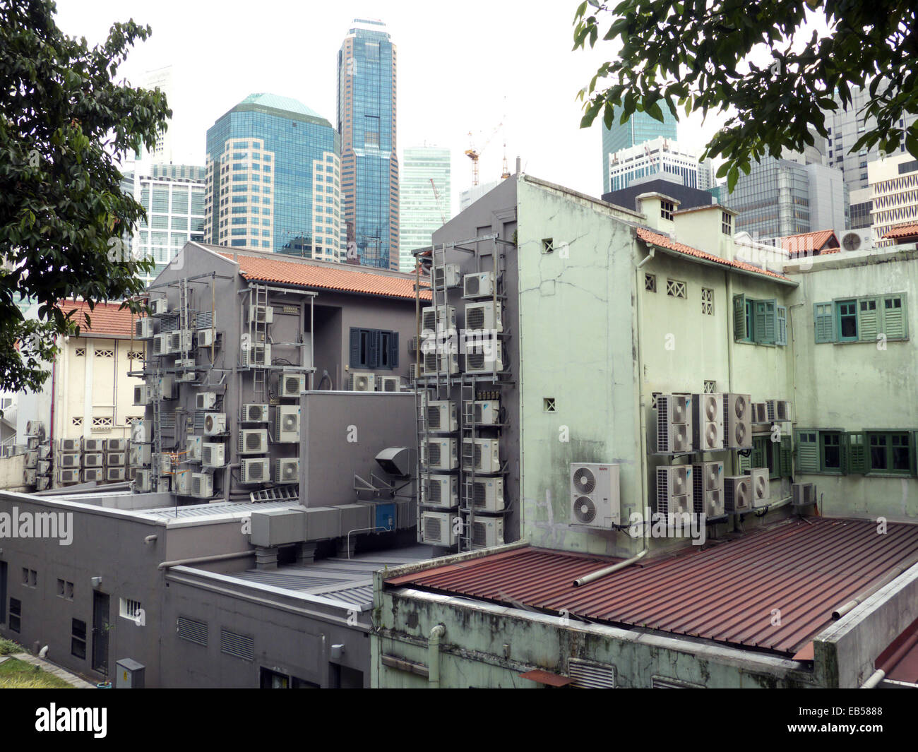 Singapur-Klimagerät außerhalb Gebäude Stockfoto