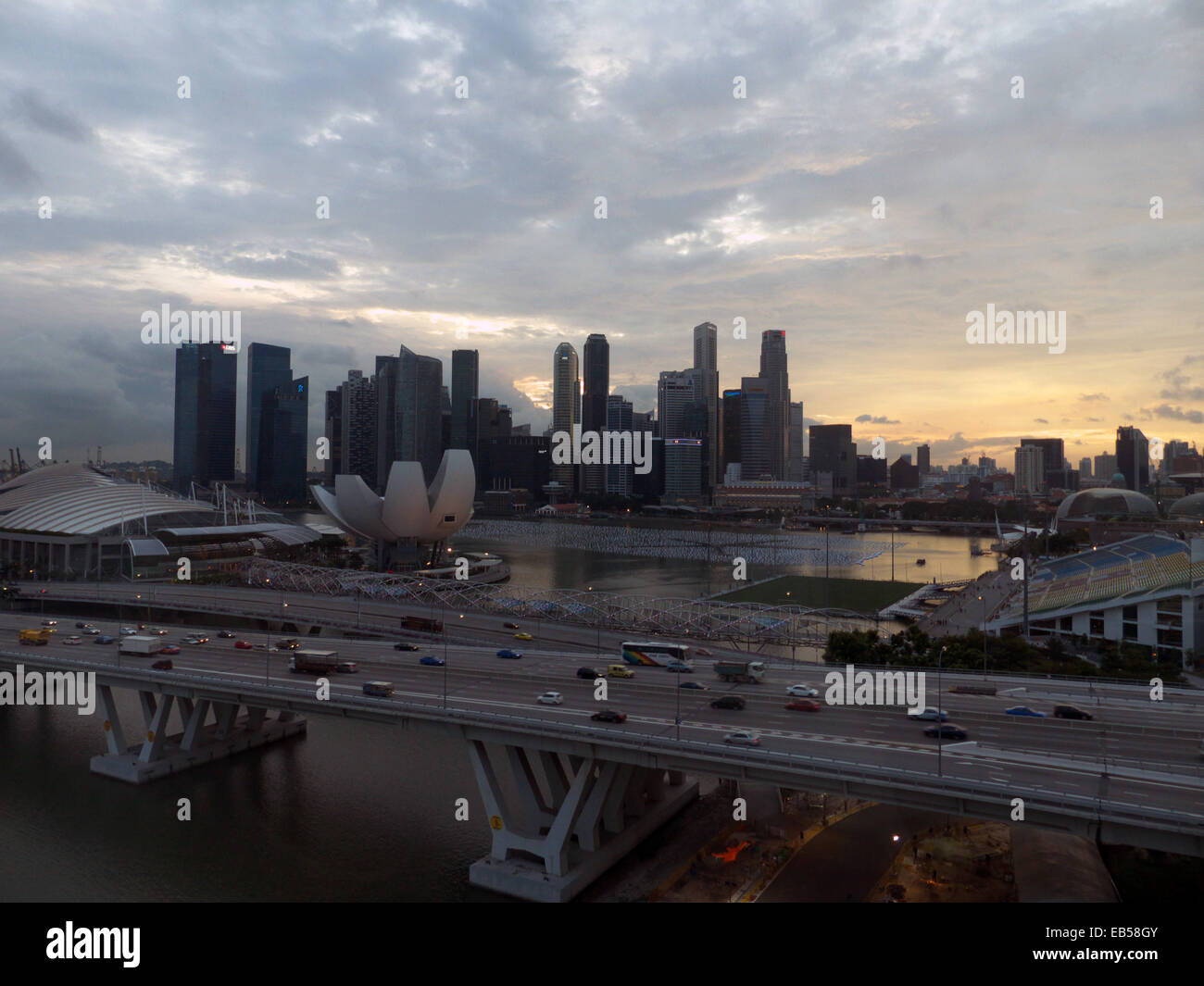 Süd-Ost-Asien dramatische Singapur Skyline Metropole Marina Bay im bewölkten Himmel Stockfoto