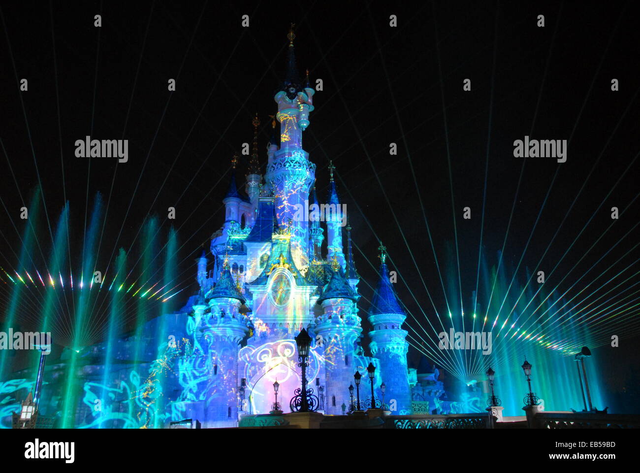 Disney Dreams 20-Jahr-Feier - Disneyland Paris November 2013/14 Feuerwerk & Licht zeigen Dornröschenschloss Stockfoto
