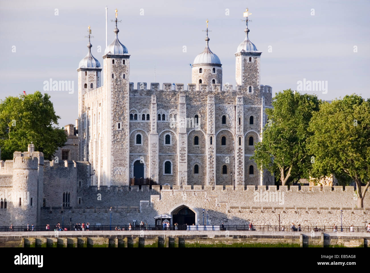 London, 20. August 2013: The Tower of London angesehen vom Südufer der Themse Stockfoto