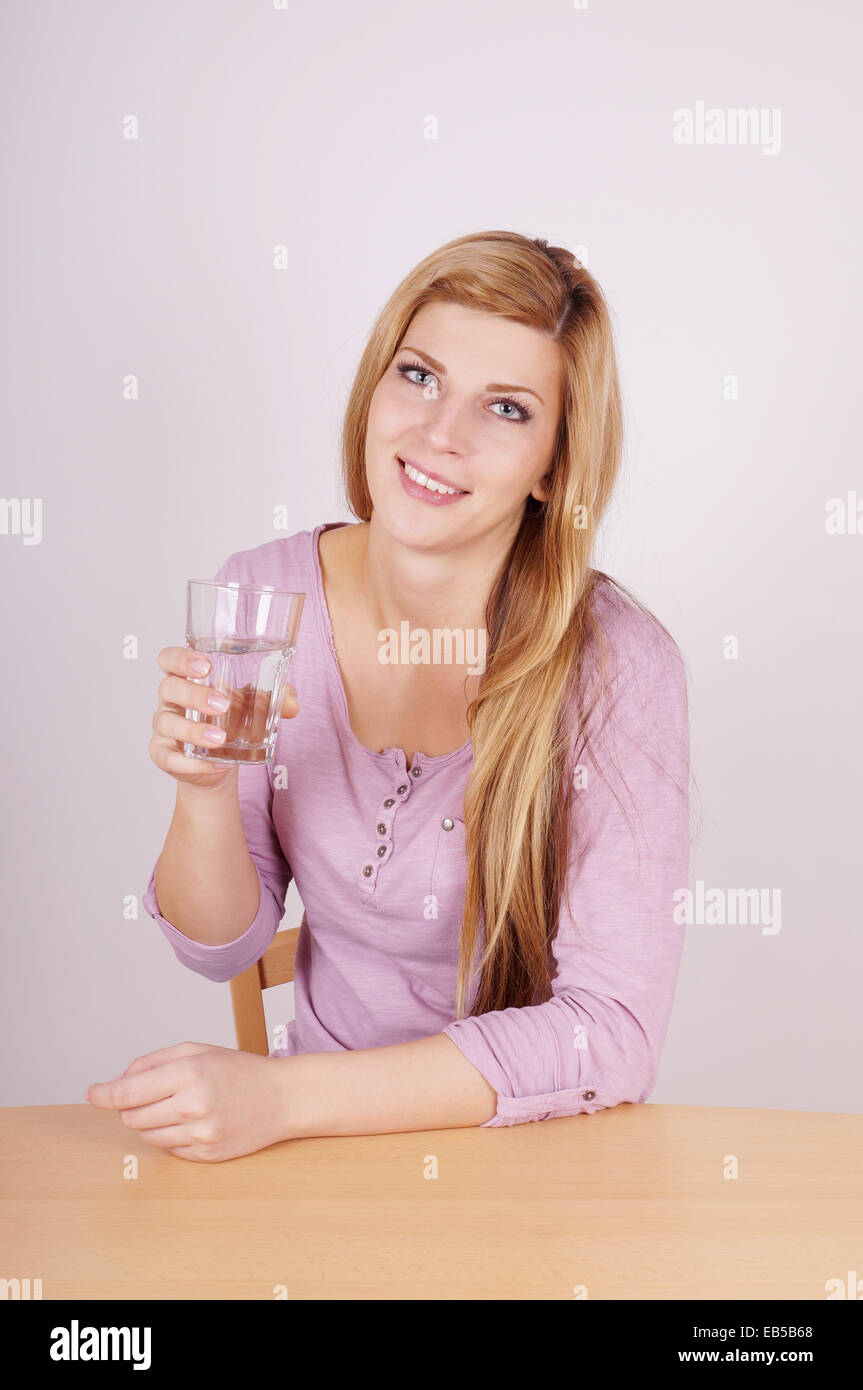 junge Frau mit Glas Wasser Stockfoto