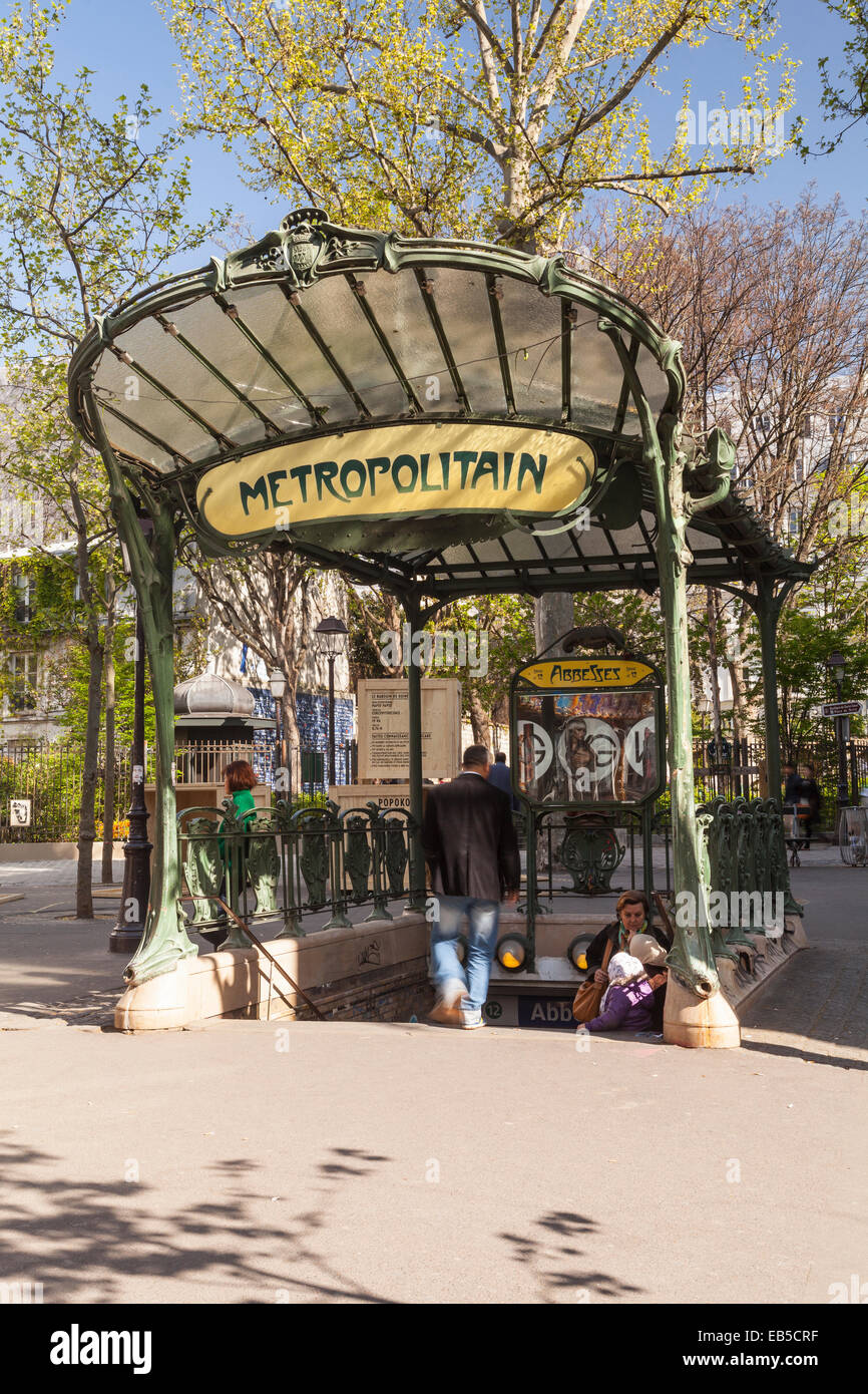 Der Jugendstil u-Bahn Eingang bei Abbesses. Das Design stammt von Hector Guimard. Stockfoto