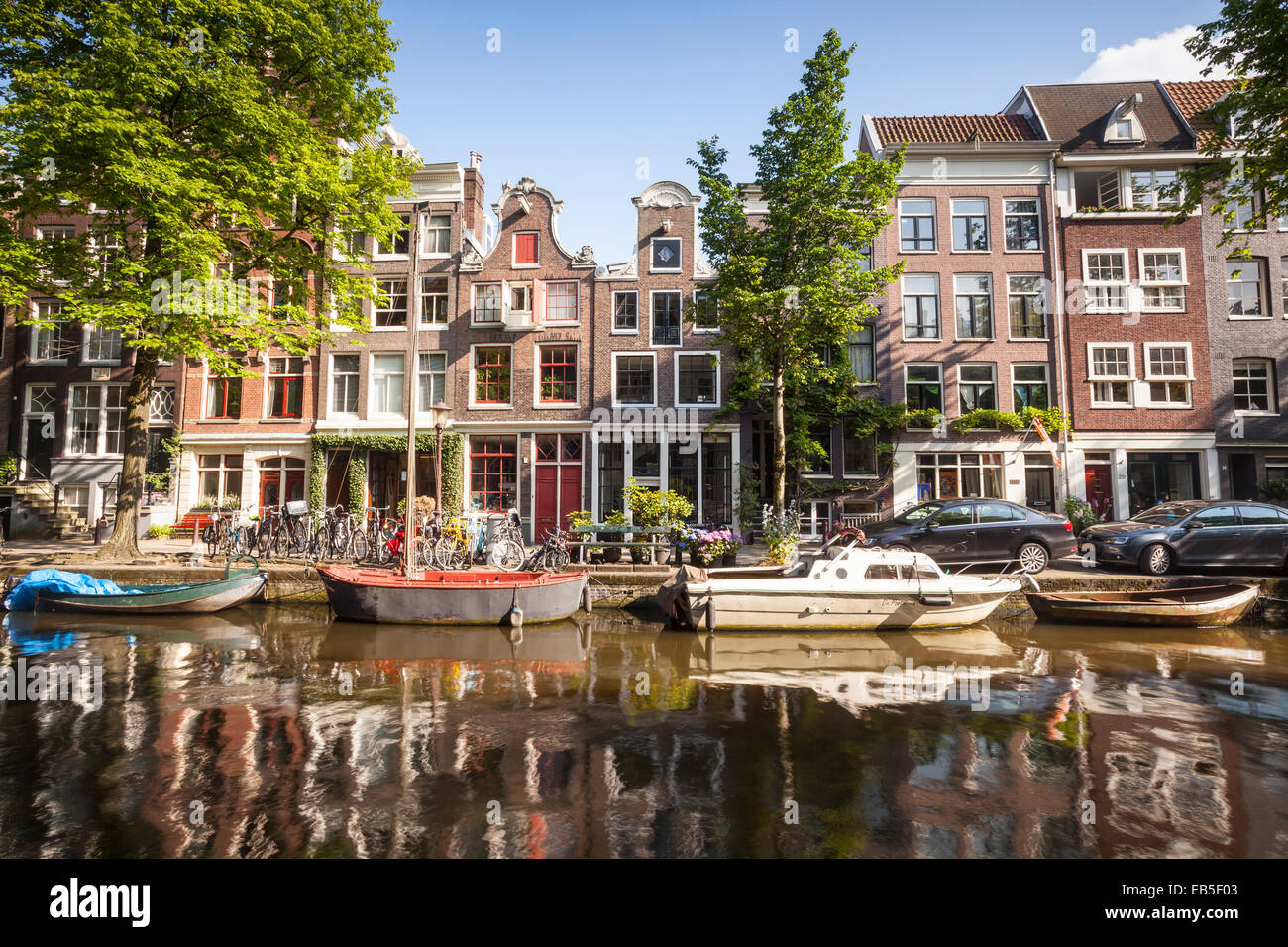 Ein Kanal in Amsterdam, Niederlande. Die Kanäle des Zentrum von Amsterdam wurden von der UNESCO ein World Heritage Siye ausgewiesen. Stockfoto