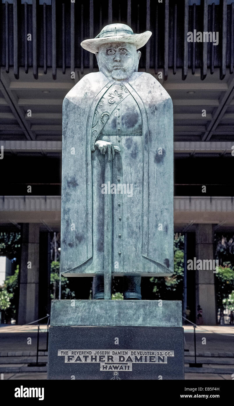 Eine zeitgenössische Statue der belgische Missionar Pater Damien Aussätziger Kolonie Ruhm steht des Hawaii State Capitol in Honolulu, Oahu, Hawaii, USA. Stockfoto