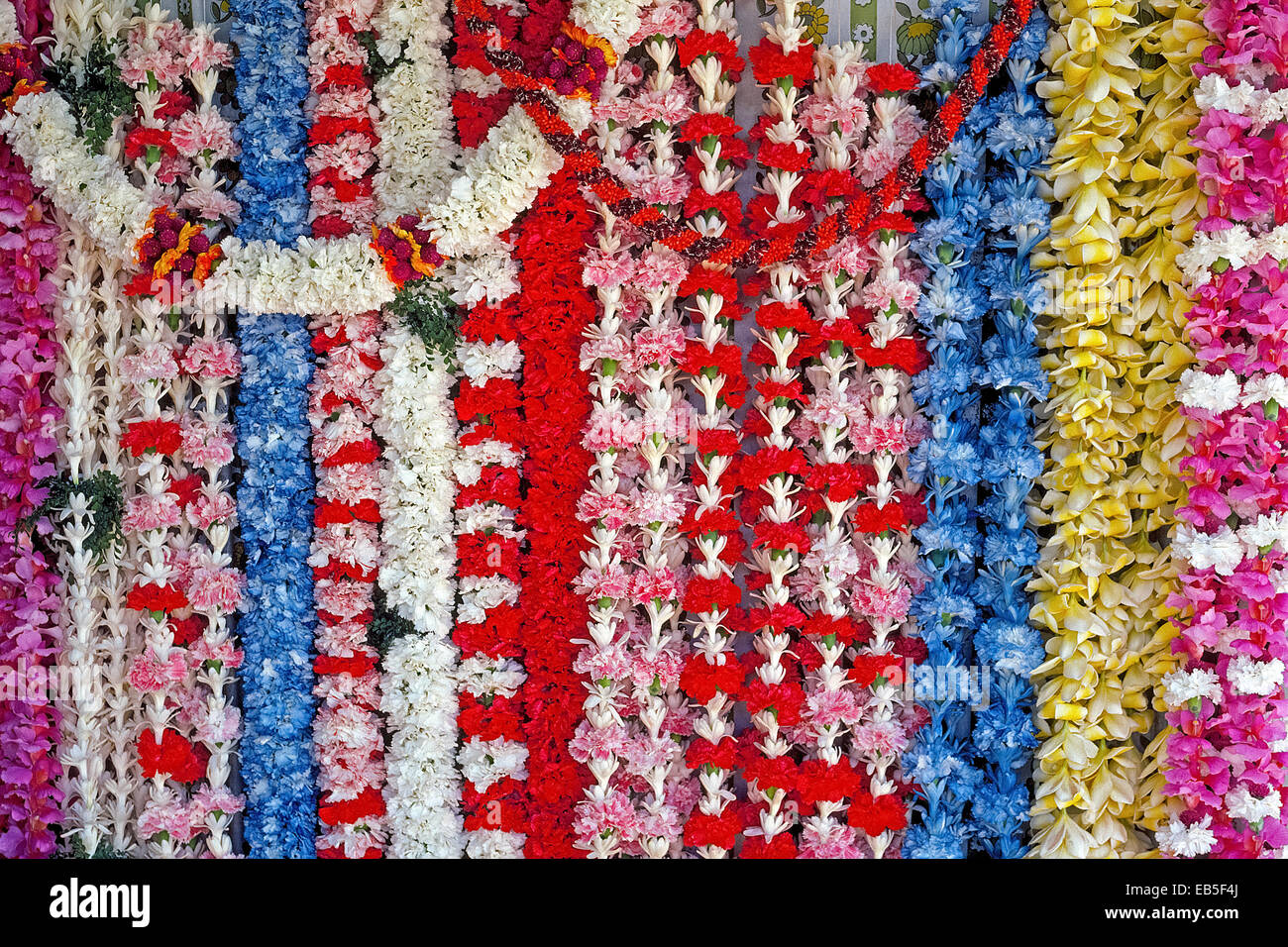 Strings von Blumengirlanden zu sagen "Aloha" (Hallo oder auf Wiedersehen) stehen zum Verkauf in Lei-Maker Stände am Honolulu International Airport in Oahu, Hawaii, USA. Stockfoto