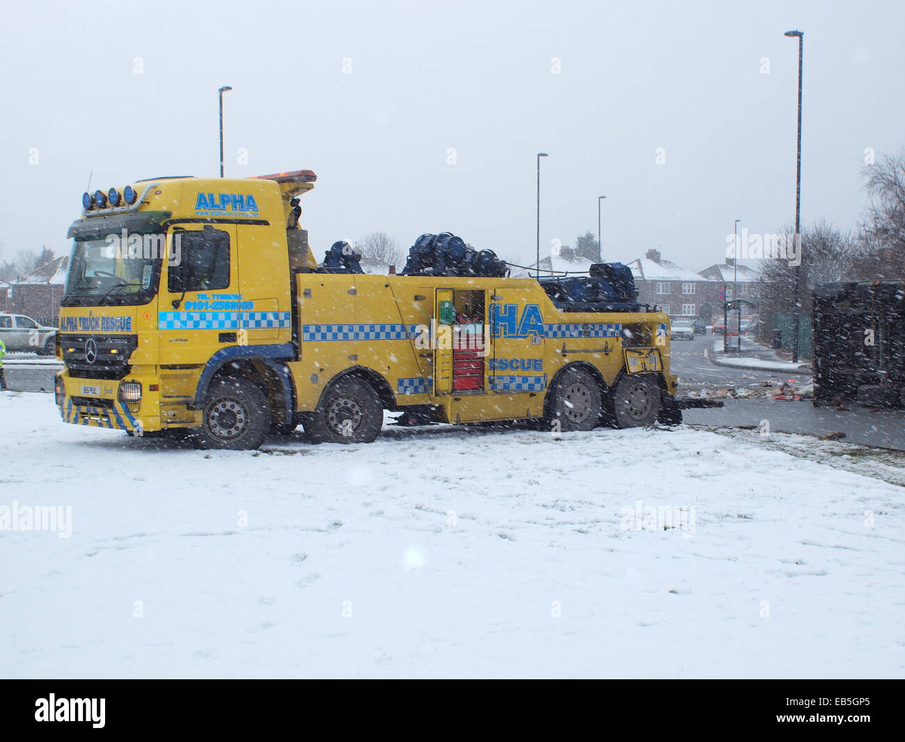 H.G.V. LKW kippt auf die Annäherung an die A19 Ausfahrt in der Nähe von Newcastle Upon Tyne verschütten seinen Inhalt der Abfallentsorgung. Stockfoto