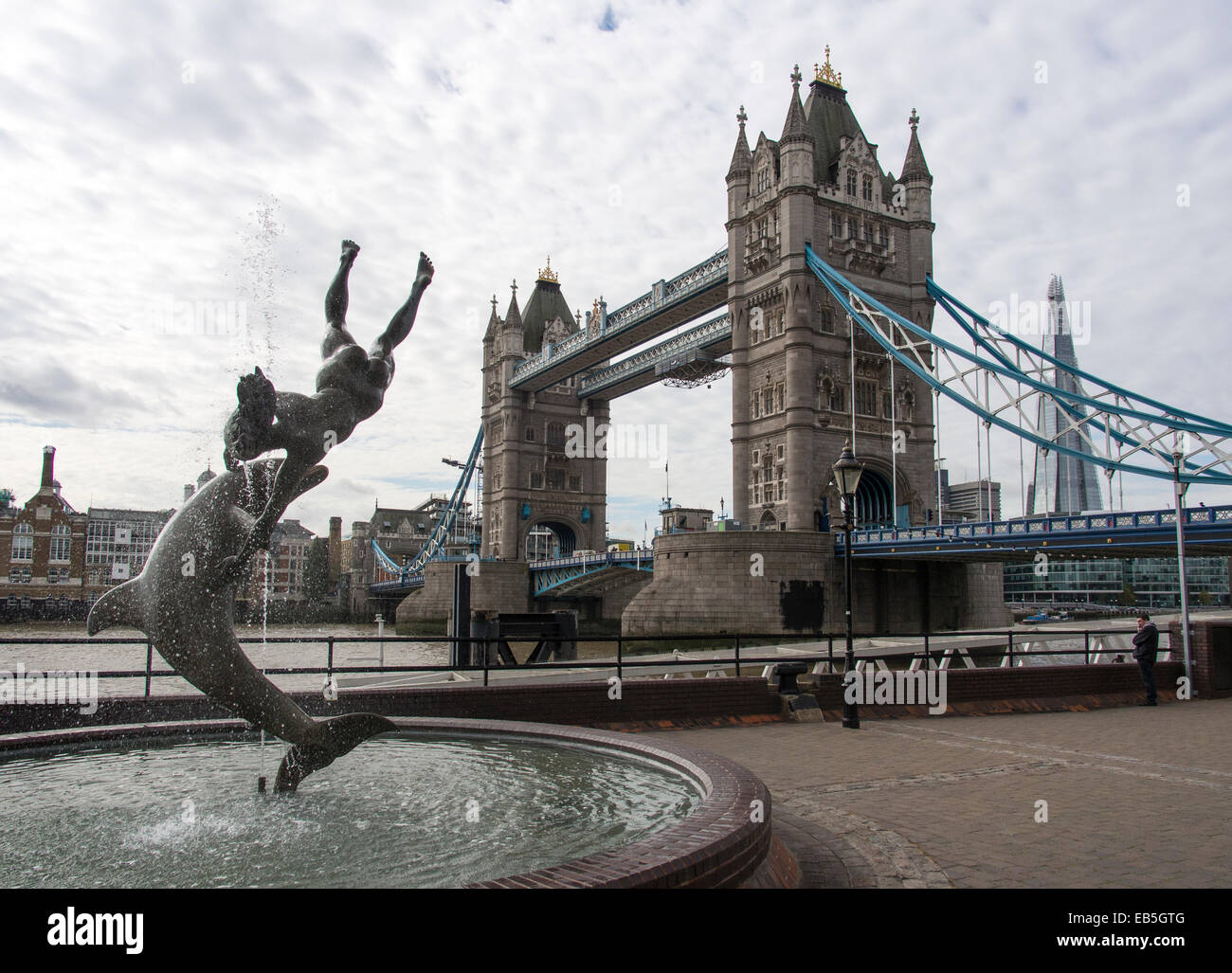 Tower Bridge, die Scherbe und David Wynnes 1973-Statue des "Mädchen mit einem Delfin" Stockfoto