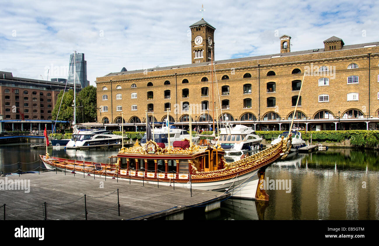 Königliche Rowbarge Gloriana vertäut in St. Katherines Dock in der Nähe von Tower Bridge in London UK Stockfoto