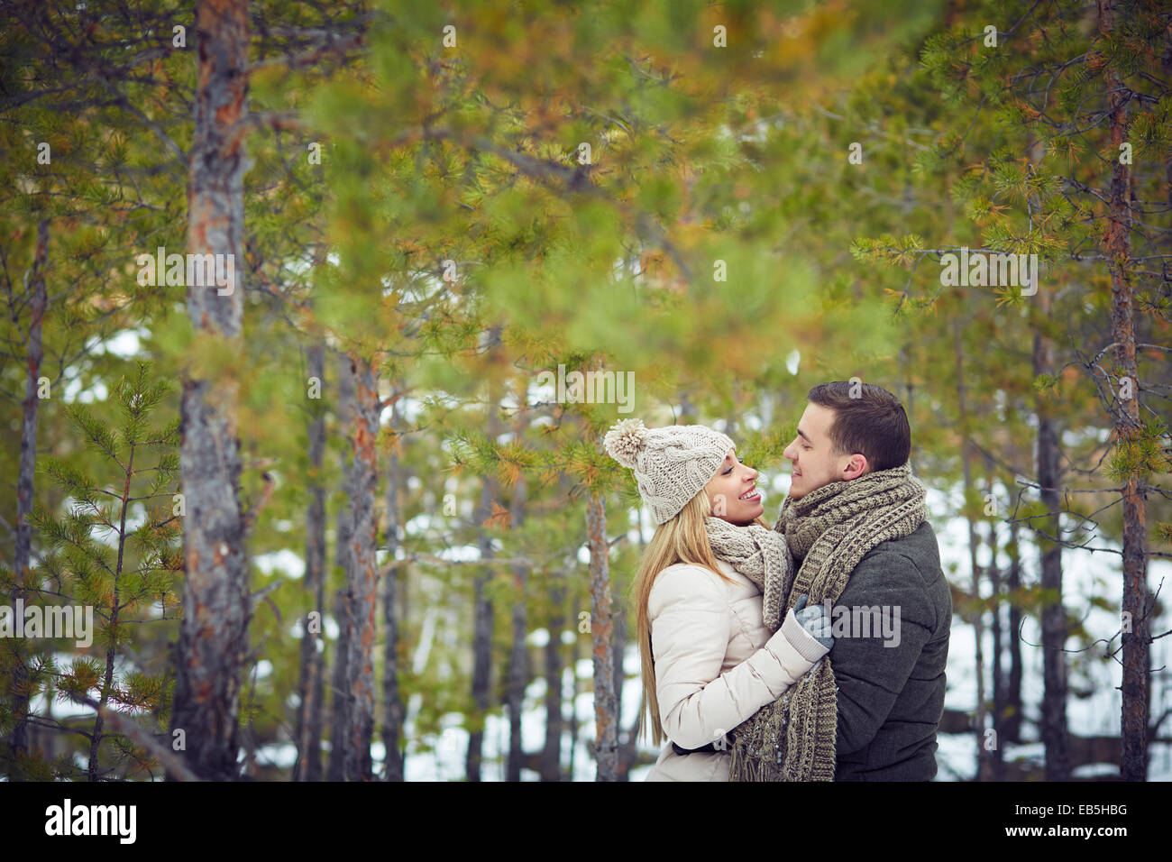 Junges Paar Partnersuche in Winter park Stockfoto