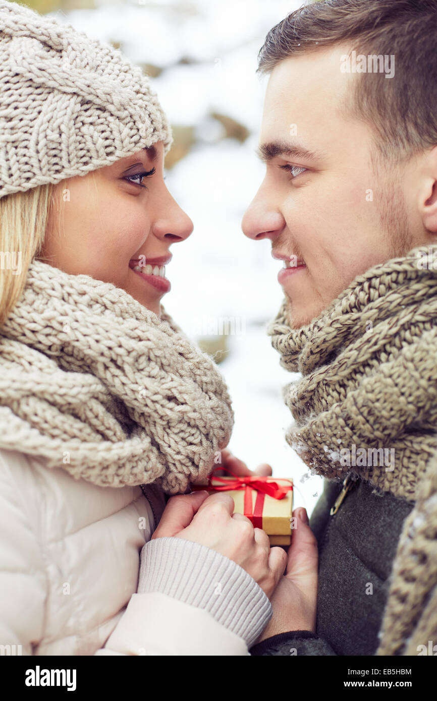 Romantisches Date der beiden Liebenden im winter Stockfoto
