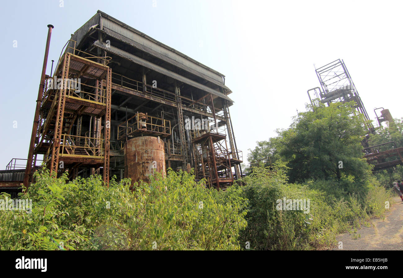 Bhopal, Indien. 28. Oktober 2014. Einem alten Fabrikgebäude der Union Carbide-Fabrik in Bhopal, Indien, 28. Oktober 2014. Es war die schlimmste Arbeitsunfall aller Zeiten, vor 30 Jahren eine Explosion in einer Pestizidfabrik Tonnen hochgiftigen Methyl-Isocyanat (MIA) töteten Tausende von Menschen in Bhopal, Indien veröffentlicht. Foto: DOREEN FIEDLER/Dpa/Alamy Live News Stockfoto