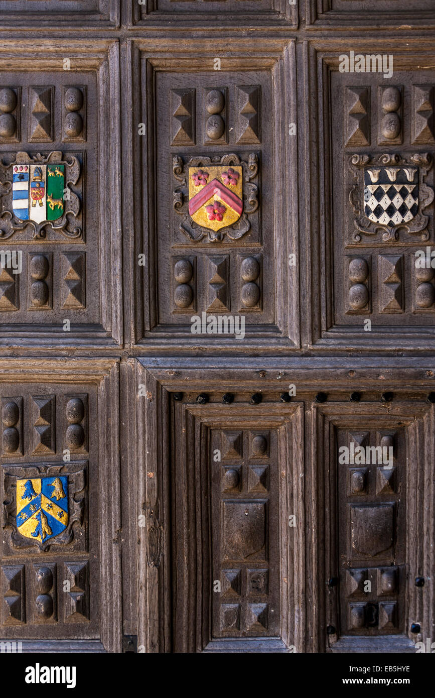 Die Eingangstür der Bodleian Library mit dem Wappen einer Reihe der Colleges der Universität Oxford Stockfoto