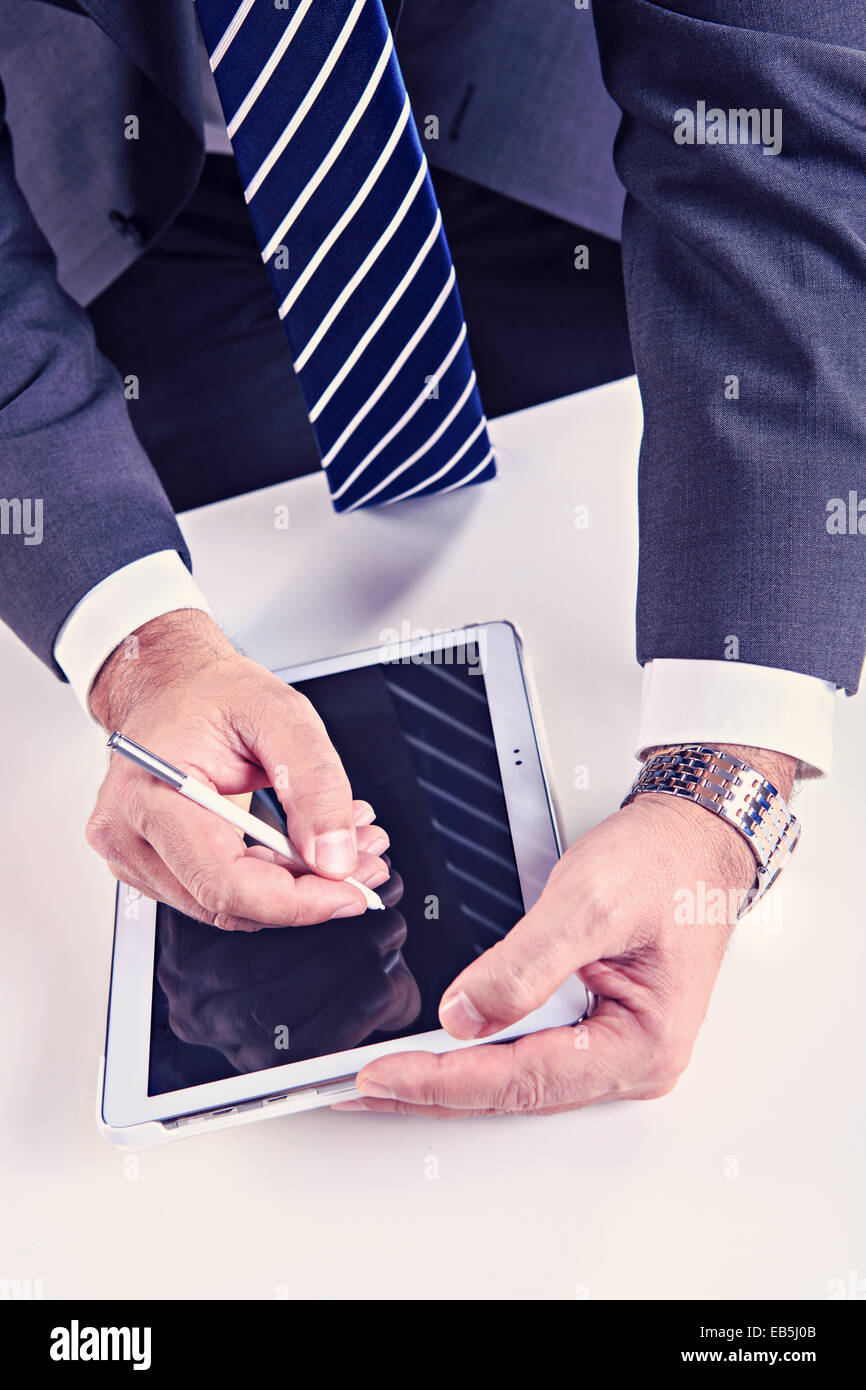 Porträt eines Geschäftsmannes mit dem TabletPC Stockfoto