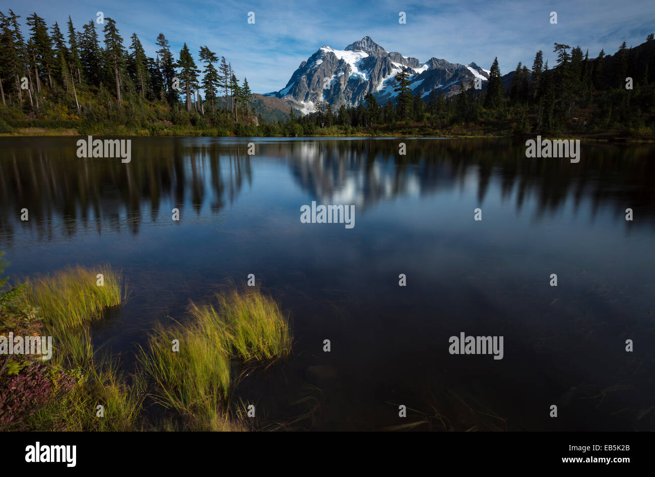 Mt. Shuksan Sonnenuntergang widerspiegeln in Bild See, Snoqualmie National Forest, Washington State, USA Stockfoto